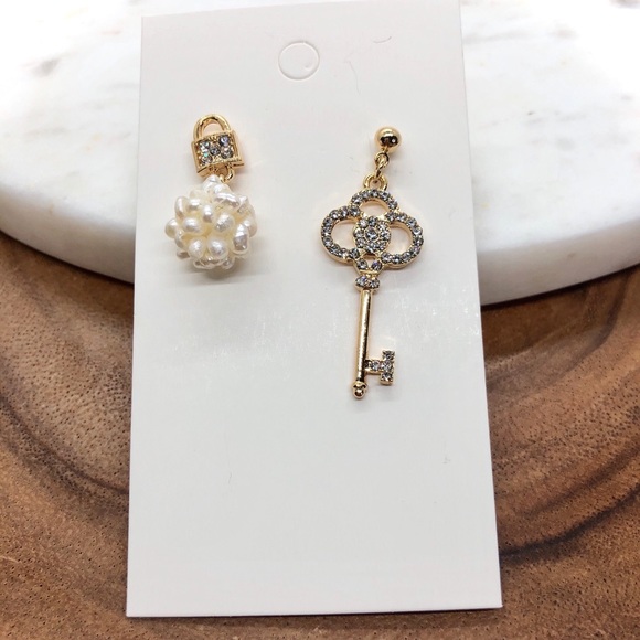 Gold Key & Pearl Cluster Earring - Picture 2 of 5